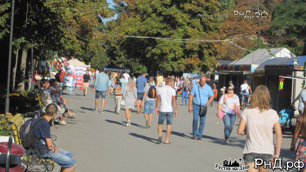 Народные гулянья в день города на территории парка Революции